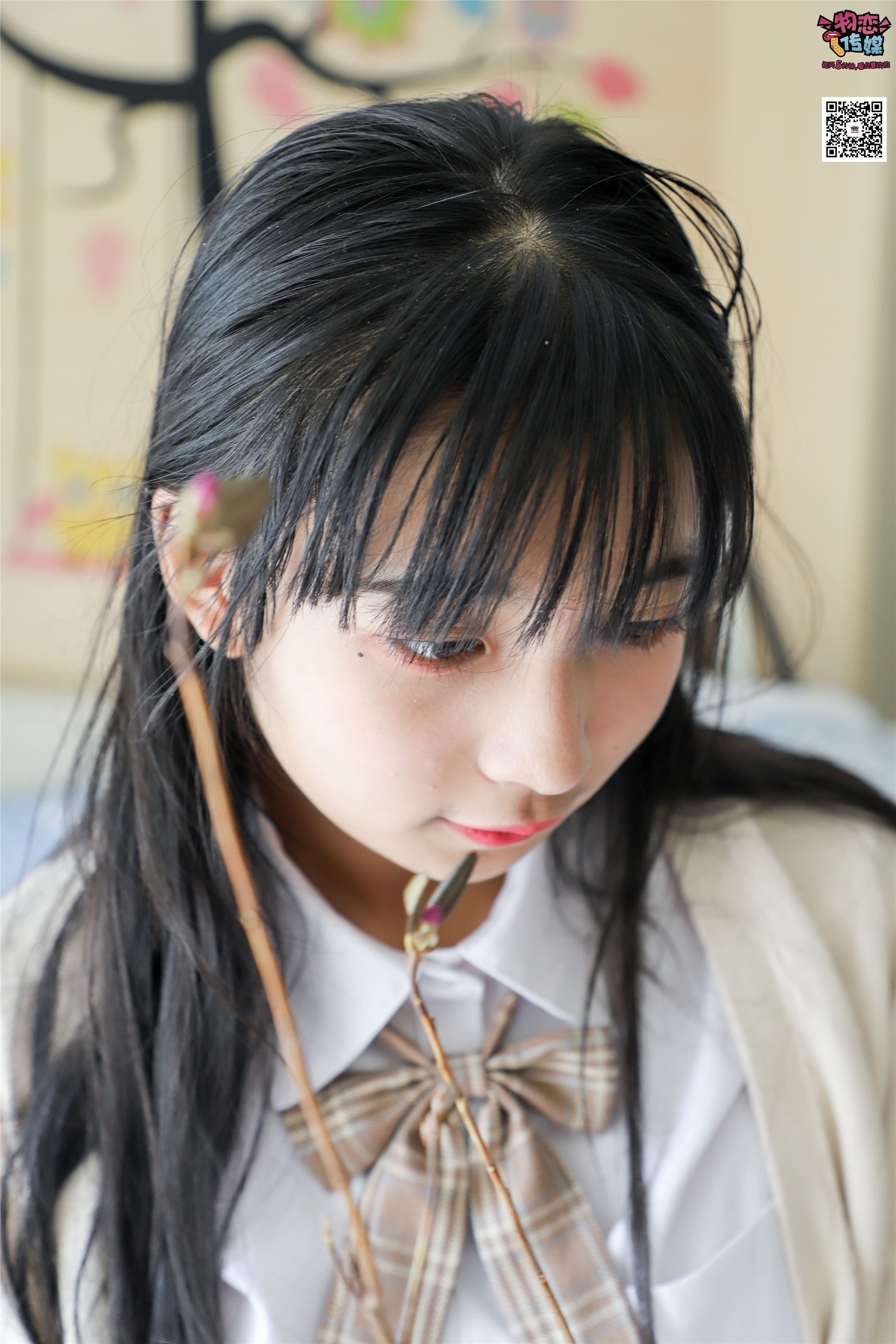 物恋传媒 No.005 JK制服高中小姐姐，棉袜加丝袜